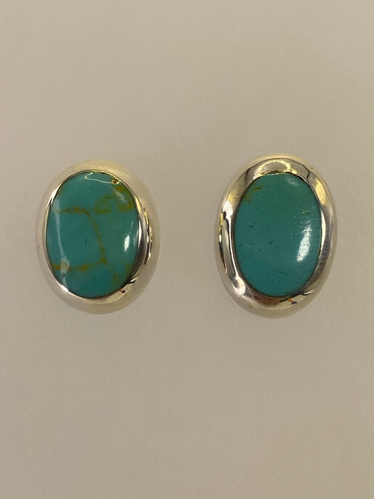 Par de aretes de plata con turquesa multicolor engastada, vista frontal