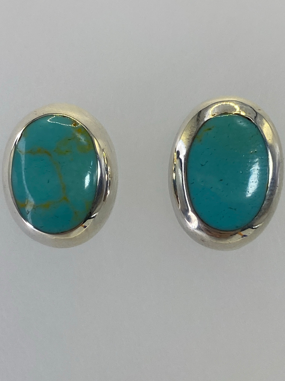Reverso de los aretes con sello 925 y detalles de plata pulida
