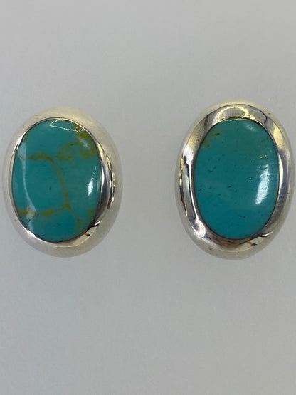 Reverso de los aretes con sello 925 y detalles de plata pulida