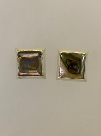 Par de aretes de plata 925 con incrustación de piedra multicolor sobre fondo blanco