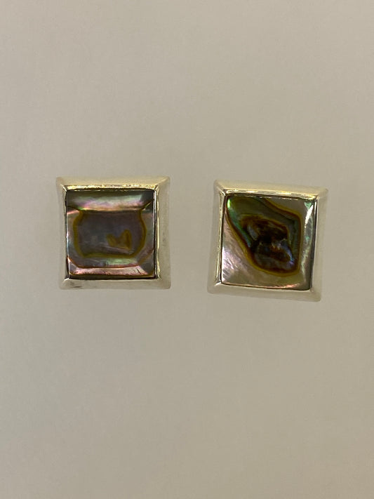 Par de aretes de plata 925 con incrustación de piedra multicolor sobre fondo blanco