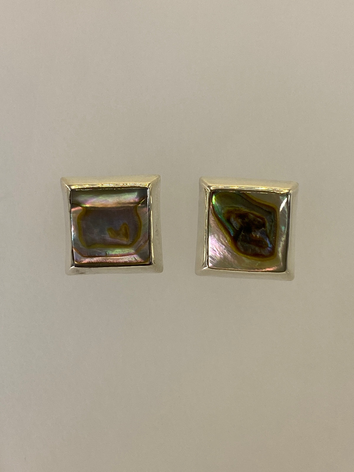 Aretes compactos de Taxco mostrando el multicolor de la piedra engastada