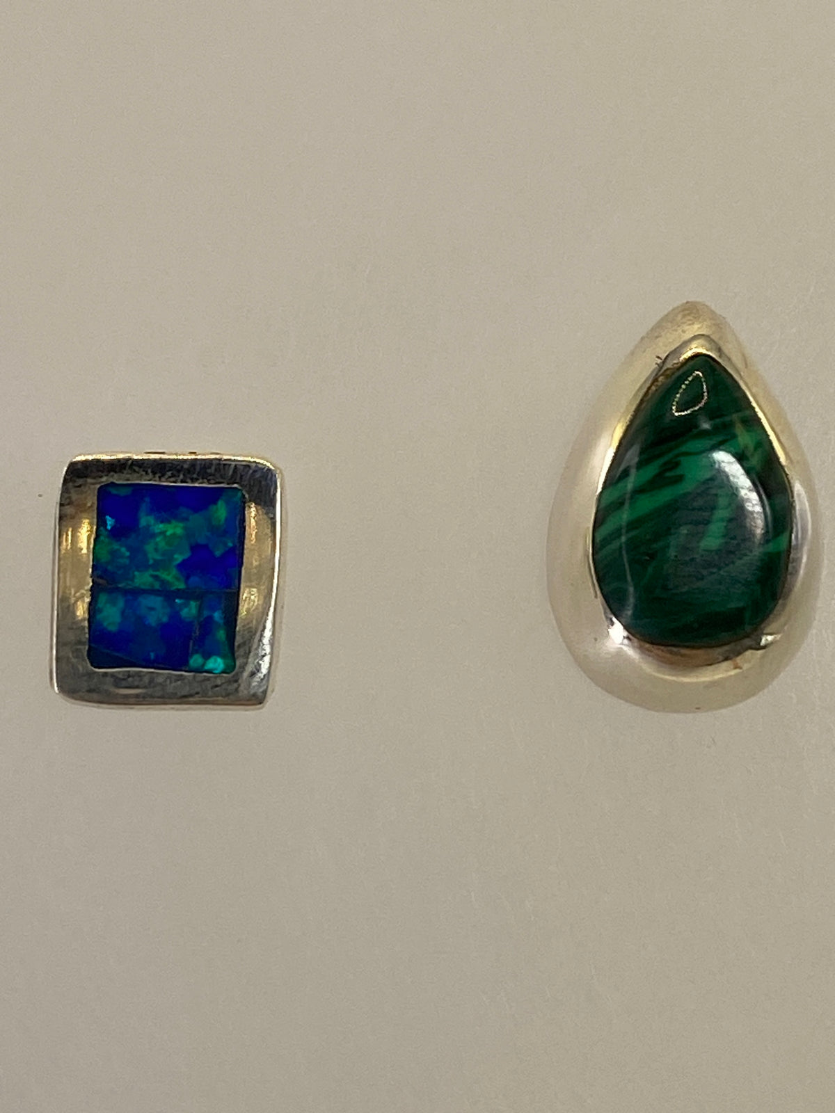 Aretes sobre regla mostrando medida de 1.3 cm