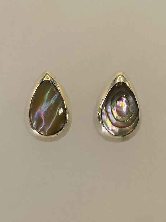 Par de aretes de plata con piedra multicolor opalescente en presentación frontal