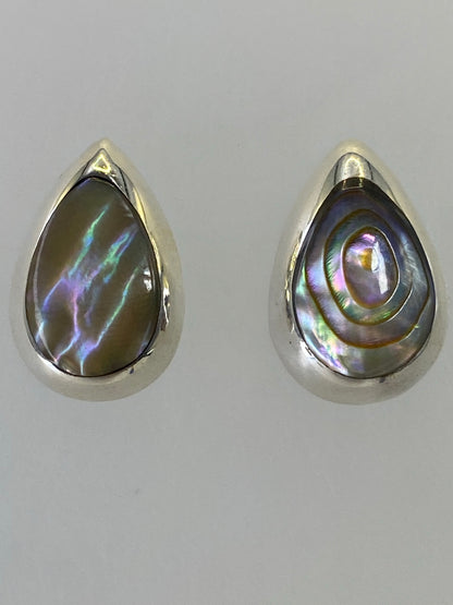 Aretes de plata 925 sobre una regla de medición mostrando su tamaño delicado de 1.3 cm
