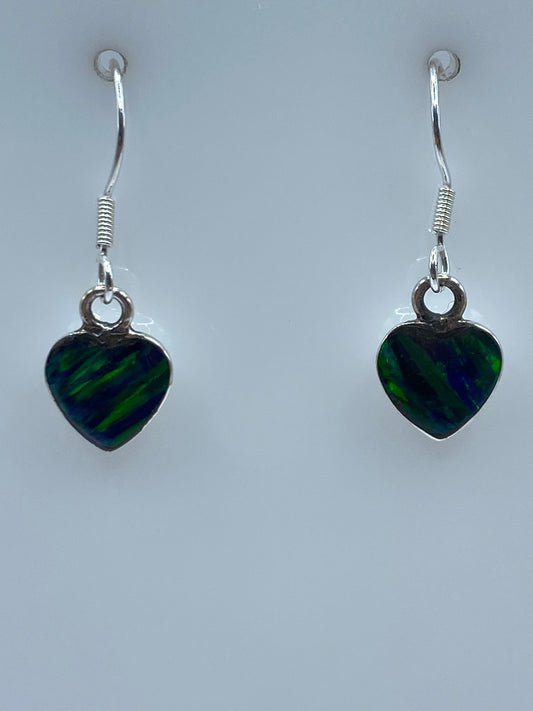 Aretes de plata con ópalo de fuego verde, vista frontal del par
