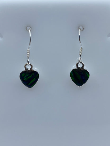 Detalle del engaste a mano del ópalo de fuego verde en plata 925