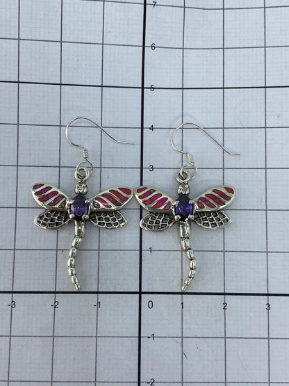 Aretes sobre regla mostrando largo de 4.1 cm del par