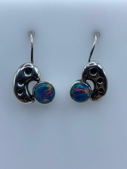 Detalle del engaste a mano del ópalo azul en plata 950