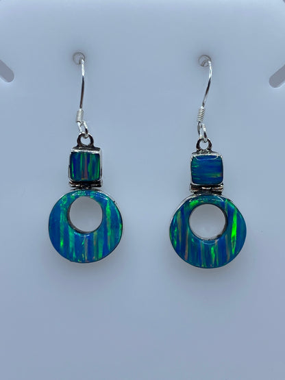 Detalle del opalo de fuego azul con reflejos verdes y dorados en cada arete
