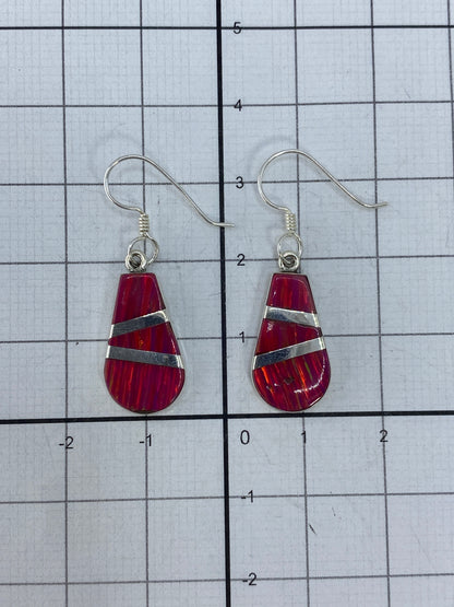 Reverso de los aretes mostrando el sello 950 y el acabado del engaste