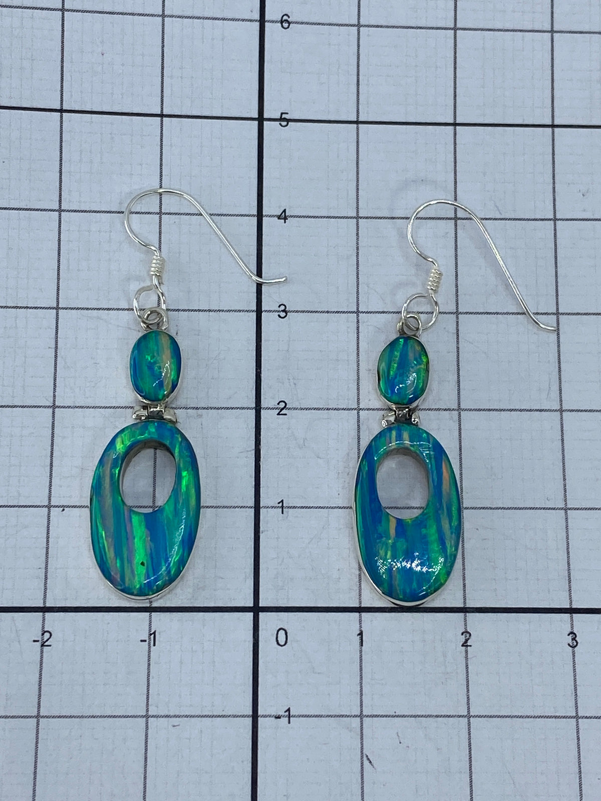 Los aretes juntos sobre una regla que muestra 4.2 cm de largo total