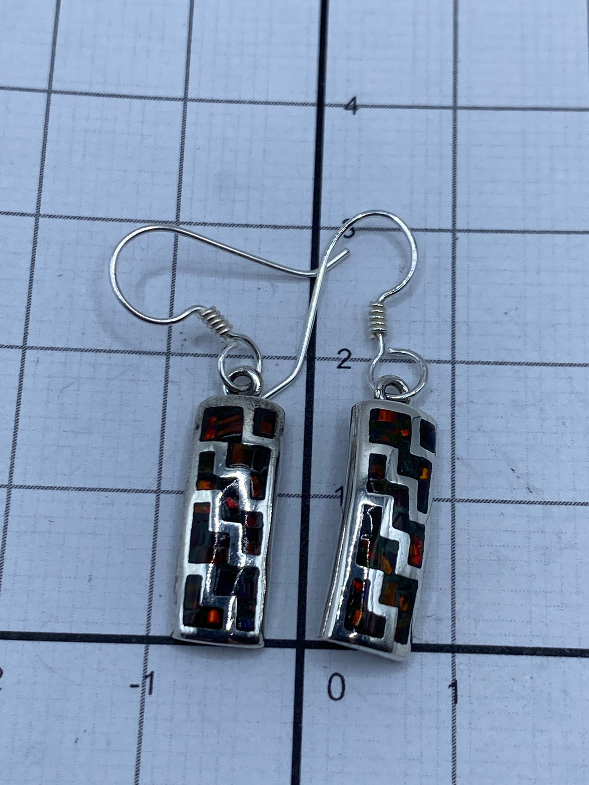 Aretes de plata 950 con el Quinto grabado sobre fondo blanco