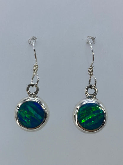 Aretes de plata 950 con ópalo de fuego verde limón, par completo sobre fondo blanco