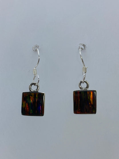 Aretes de plata 925 con ópalo de fuego engastado, detalle del cierre en gancho