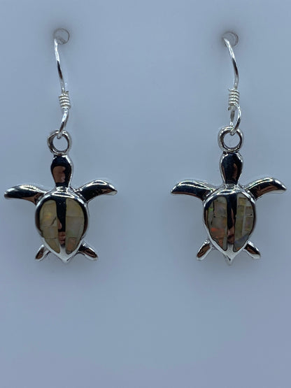 Par de aretes de plata tortuga con ópalo de fuego multicolor, visto de frente