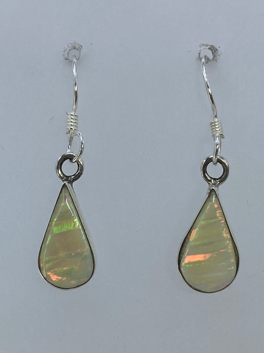 Aretes de plata 950 con ópalo de fuego multicolor, colgando mostrando el color amarillo, rojo y verde