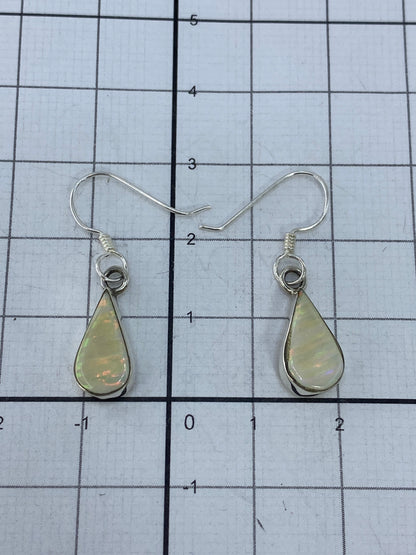 Reverso de aretes mostrando el engaste a mano y el Quinto 950