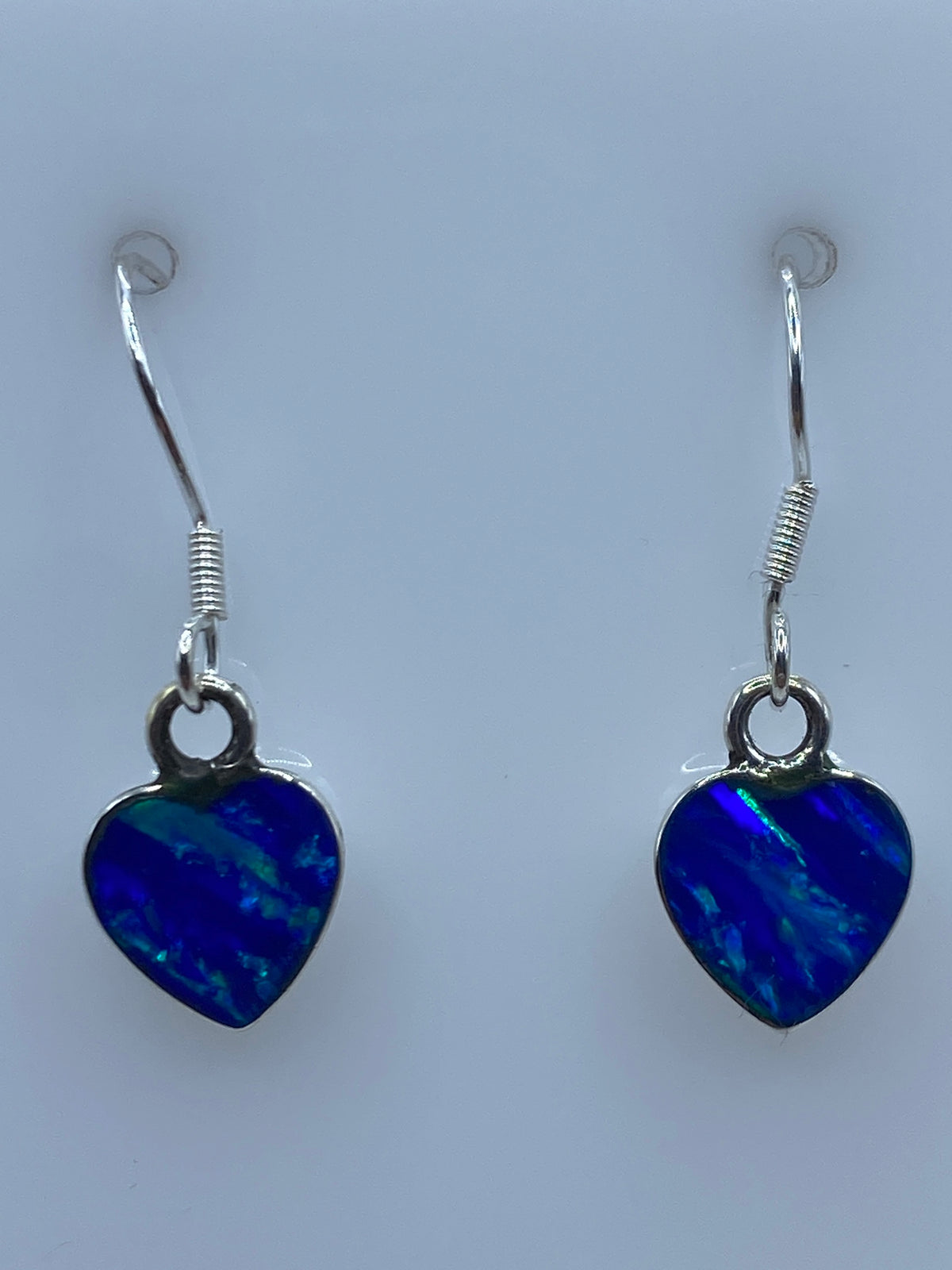 Aretes de plata con opalo de fuego azul profundo, engastados a mano, par completo de frente