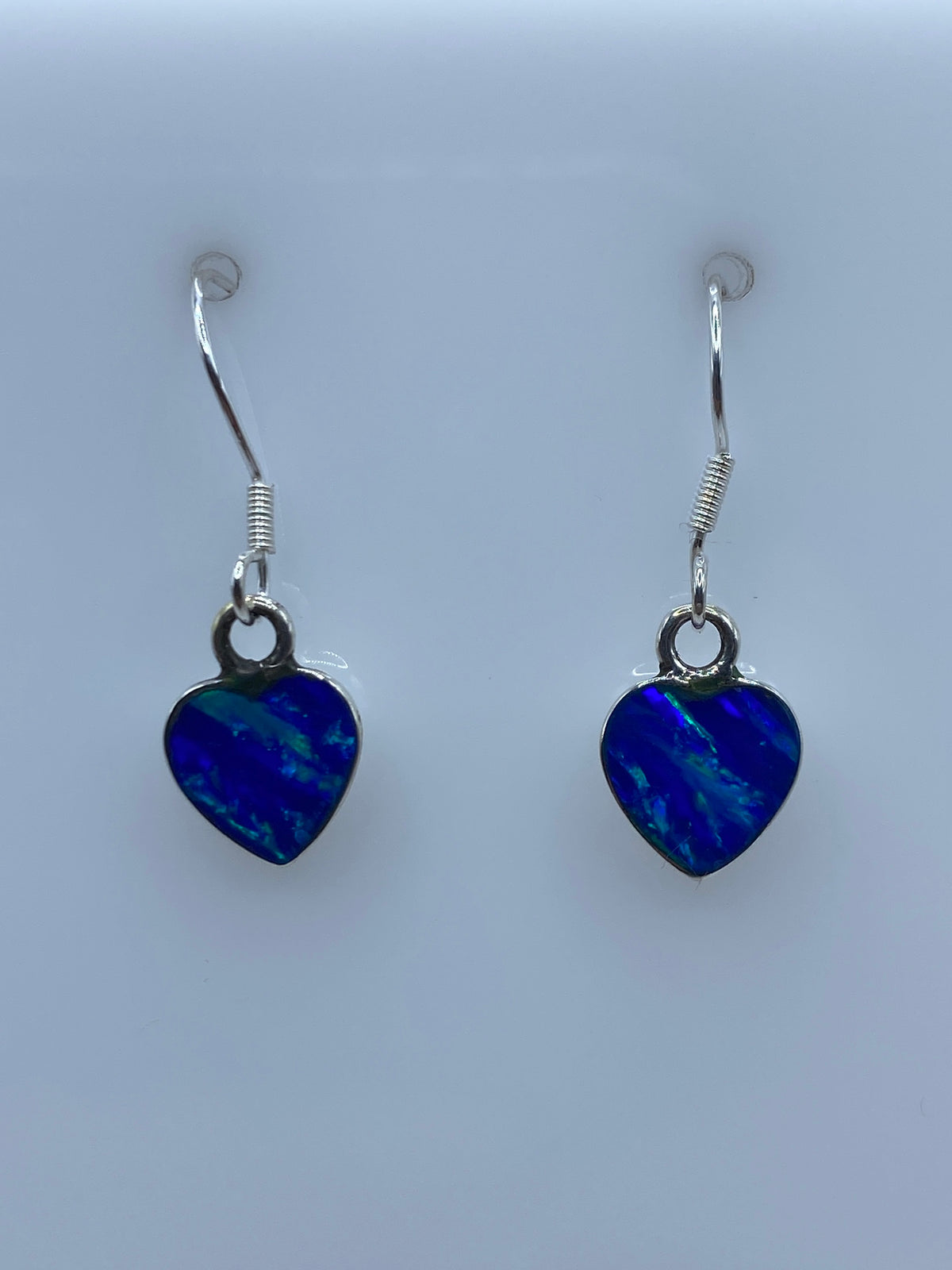 Detalle del opalo de fuego azul y el engaste de plata 925 en uno de los aretes