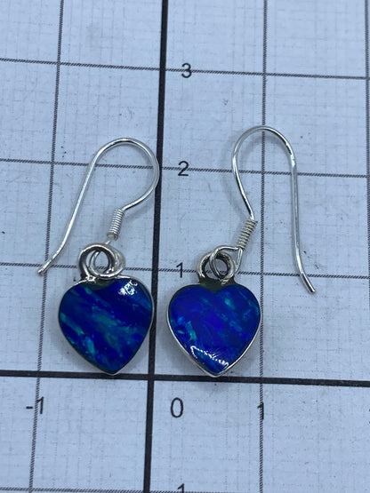 Medicion del largo de los aretes: 2.3 cm en regla metricas, par completo visible