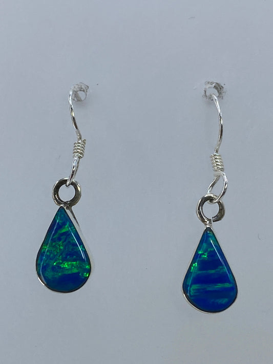 Par de aretes de plata con ópalo de fuego multicolor, luz verde y azul brillando