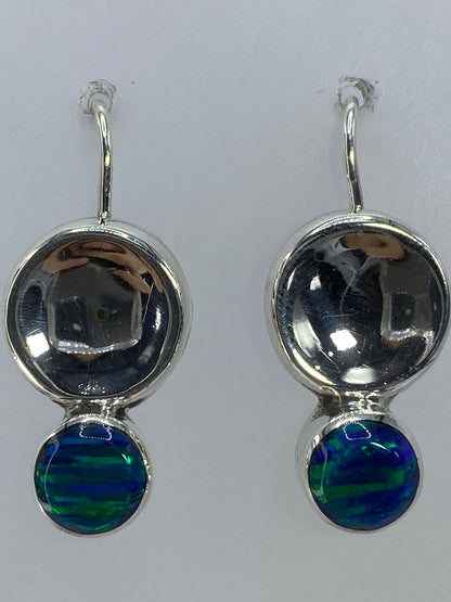 Aretes sobre regla de medida confirmando 2.9 cm de largo