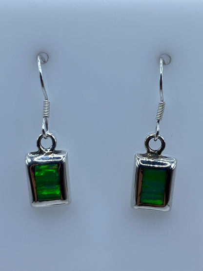 Detalle del engaste a mano del ópalo de fuego verde en plata 925