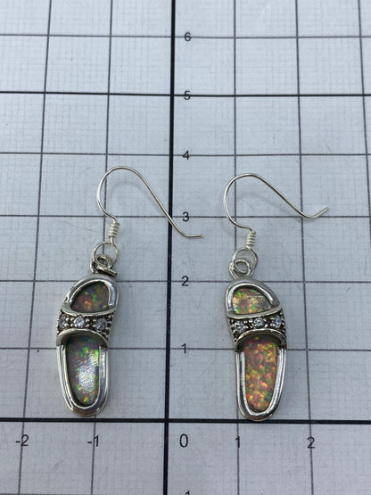 Medida de los aretes en escala — 3.8 cm de largo cada uno