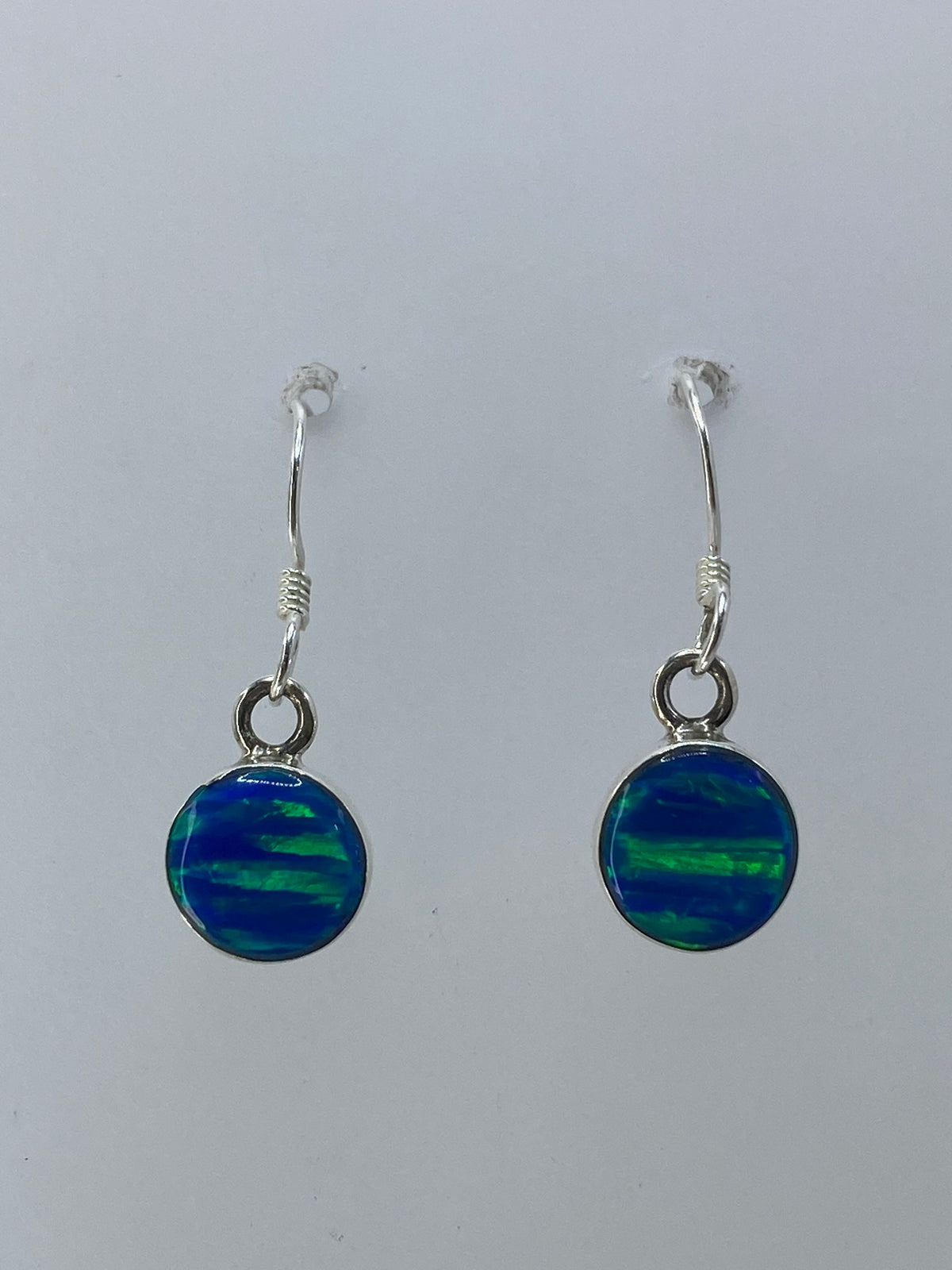 Par de aretes de plata 950 con ópalo de fuego multicolor, largo 2.2 cm, gancho pulido