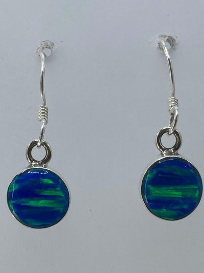 Vista frontal del par de aretes sobre fondo blanco, ópalo multicolor en detalle