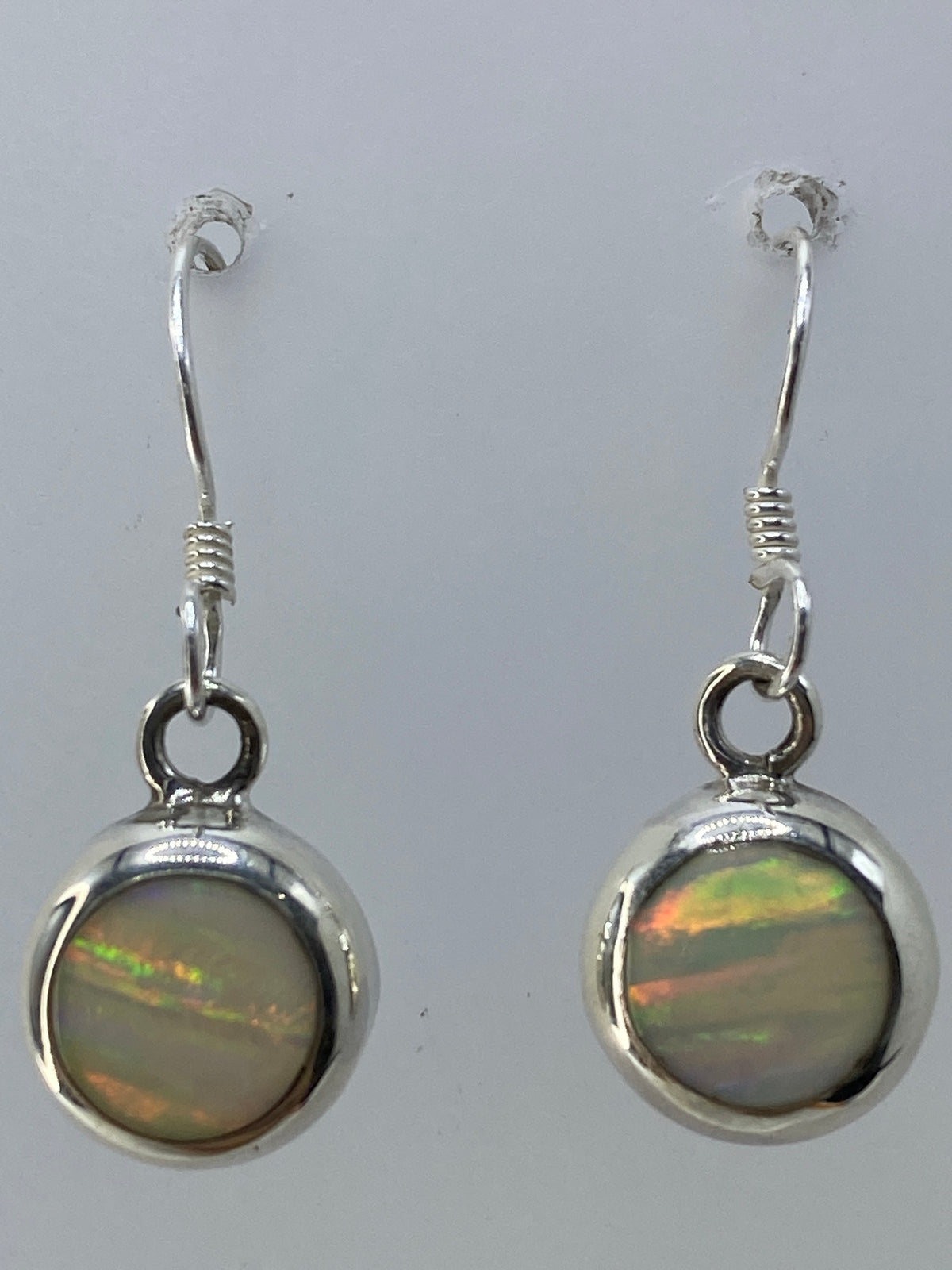Aretes de 2.5 cm de largo vistos en escala de medida