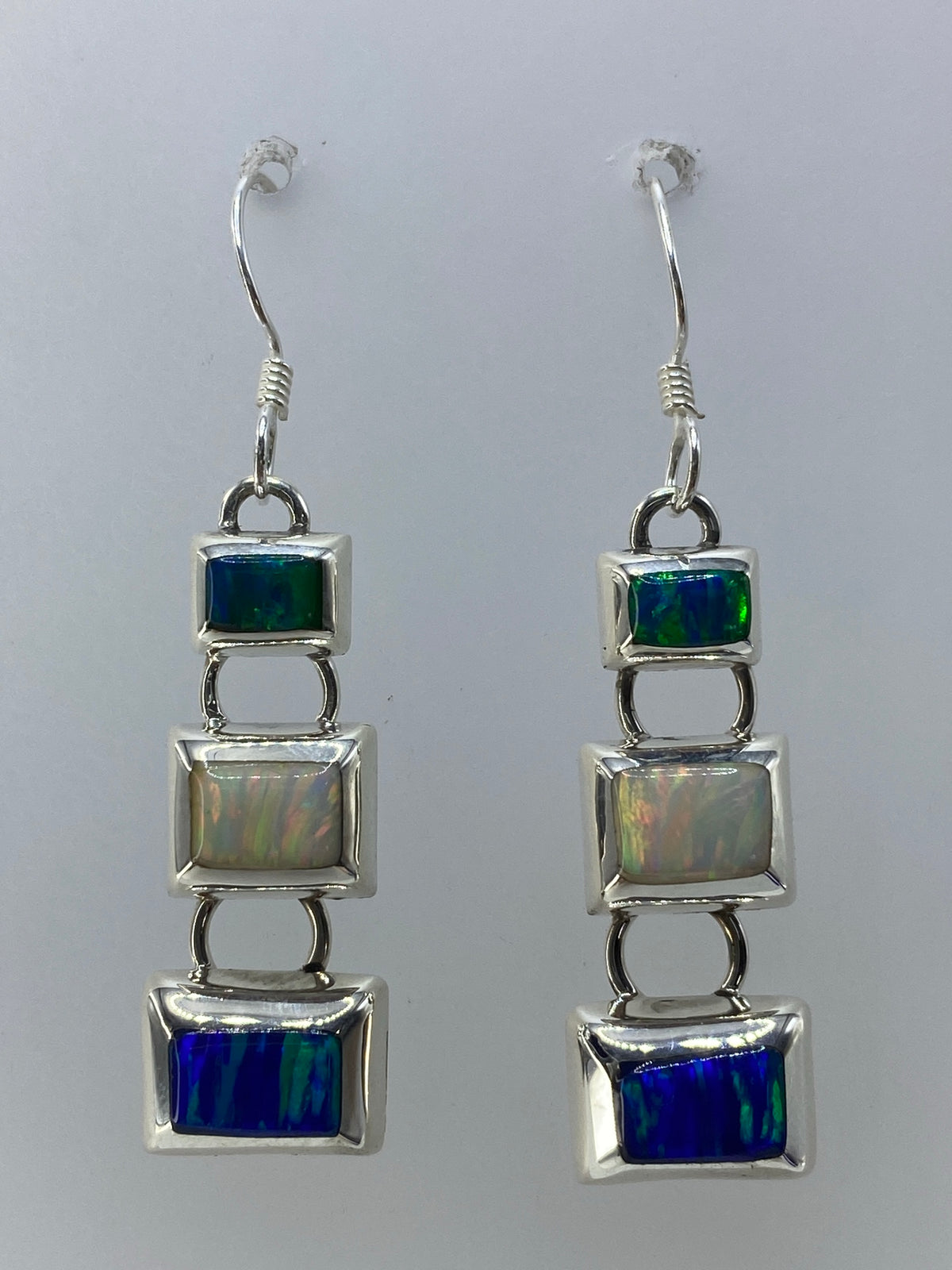 Par de aretes de plata 925 con ópalo de fuego multicolor en cascada de tres cuadros