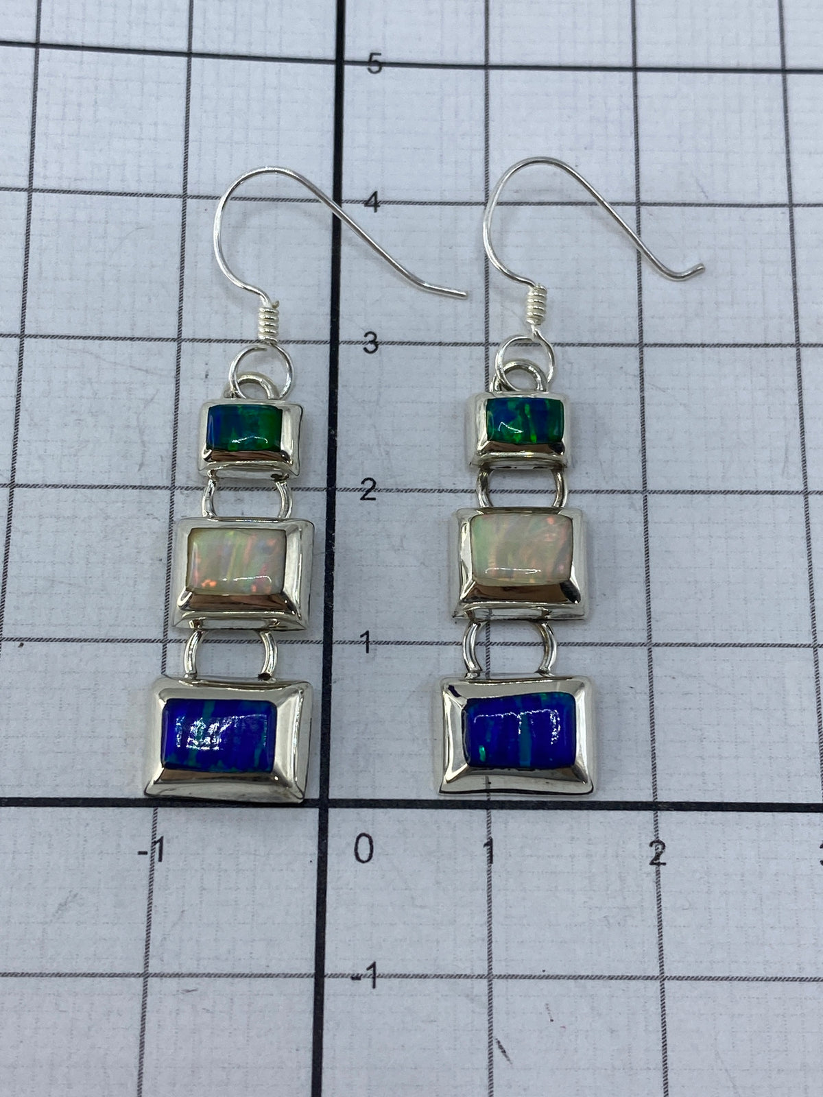 Aretes sobre fondo blanco con marca de Quinto 925 visible