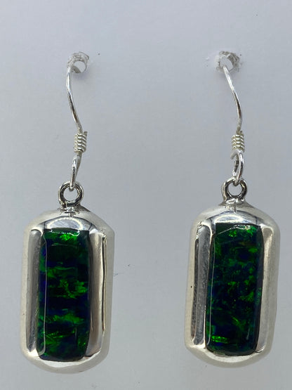 Aretes sobre regla milimétrica mostrando largo de 3.5 cm