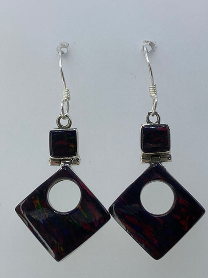 Aretes de plata con ópalo de fuego multicolor en forma de cuadrado, colgando del oído