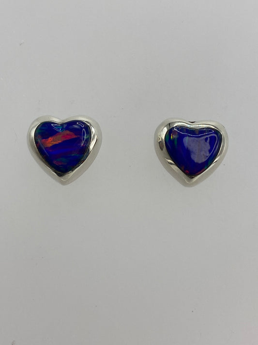 Par de aretes de plata 925 con ópalo de fuego morado engastado a mano, vista frontal