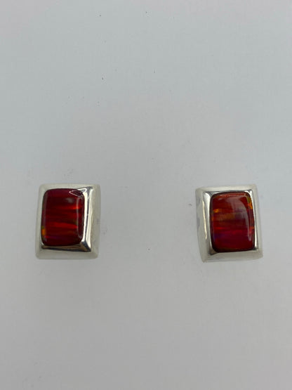 Par de aretes de plata 925 con Ópalo de Fuego rojo engastado, vista frontal sobre fondo blanco