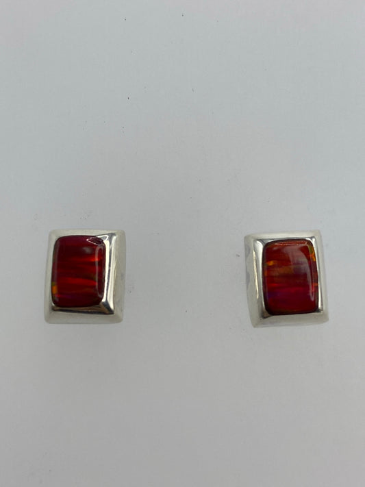 Par de aretes de plata 925 con Ópalo de Fuego rojo engastado, vista frontal sobre fondo blanco