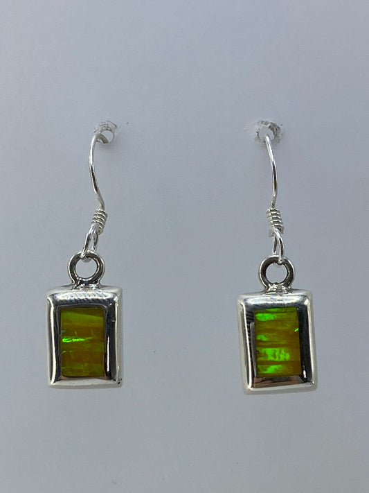 Par de aretes en plata 925 con ópalo de fuego multicolor engastado en cuadrado minimalista