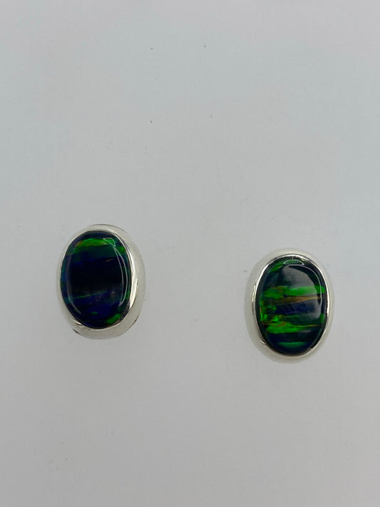 Par de aretes de plata 925 con ópalo de fuego verde, vista frontal