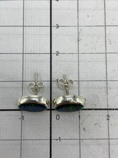 Reverso de los aretes mostrando el Quinto 925 y poste de seguridad