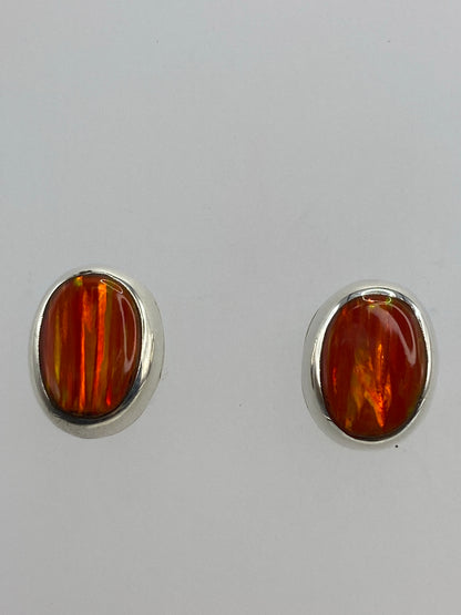 Aretes sobre regla de medición mostrando 1.4 cm de largo