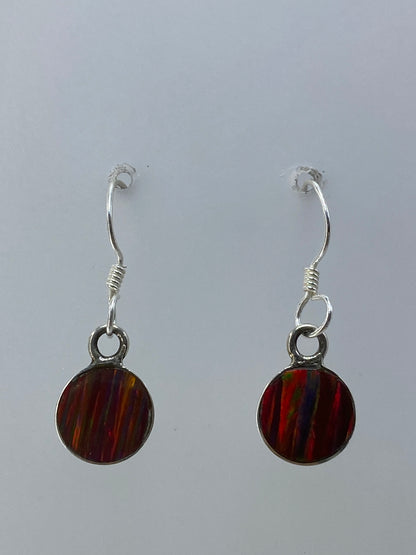 Par de aretes de plata con ópalo de fuego multicolor que refleja tonos rojos, naranjas y verdes