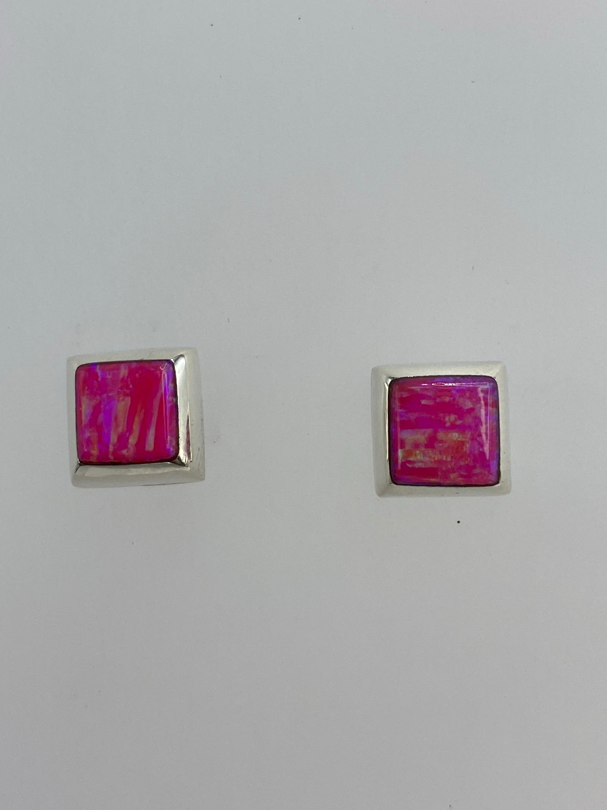 Par de aretes de plata con ópalo de fuego rosa en forma cuadrada, vista frontal
