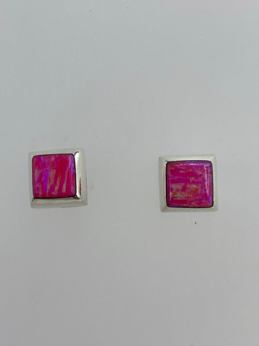 Par de aretes de plata con ópalo de fuego rosa en forma cuadrada, vista frontal