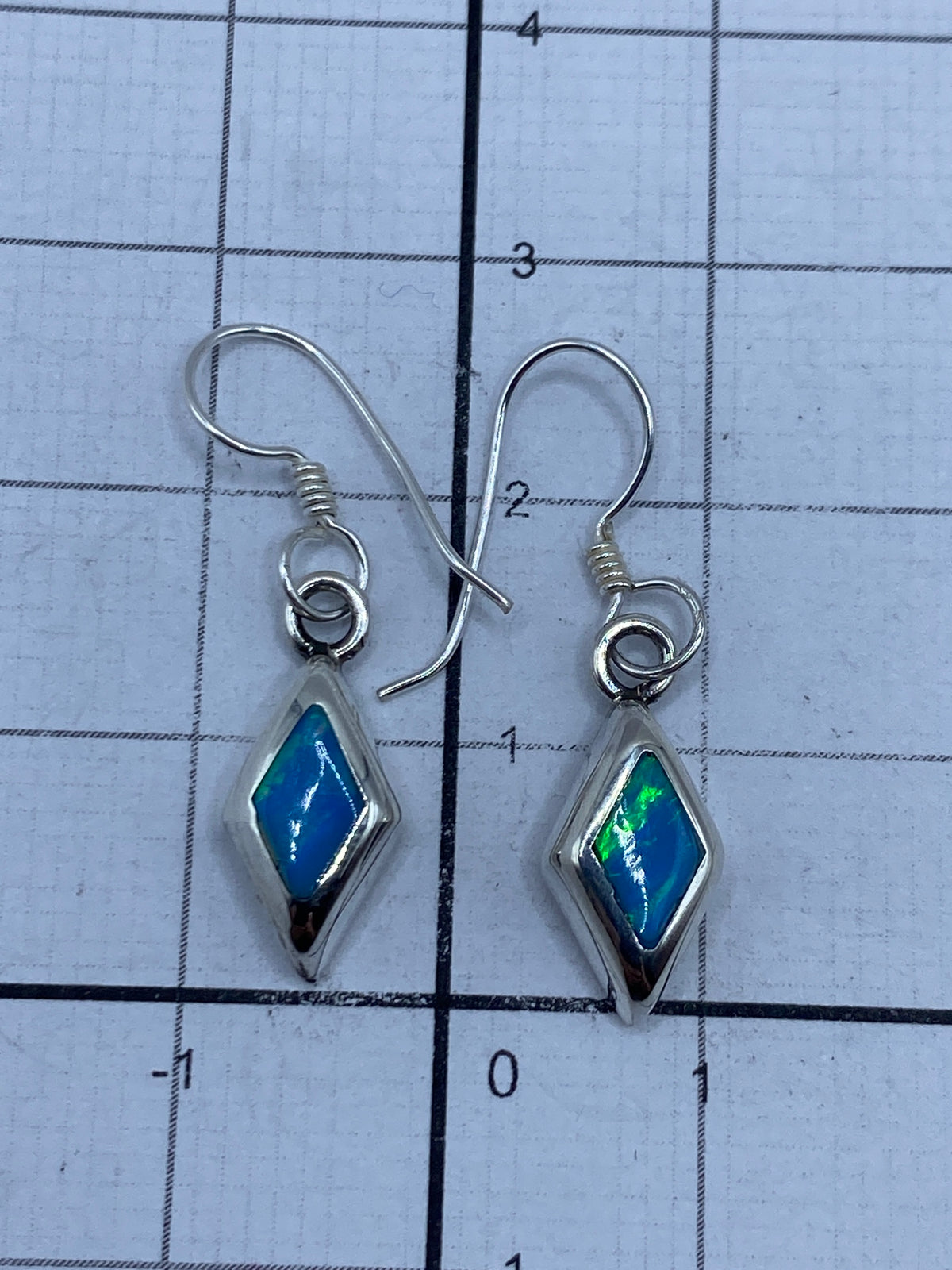 Aretes en estuche azul de Arte Taxco mostrando el brillo azul cielo del ópalo