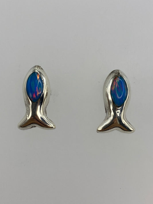 Par de aretes de plata en forma de pez con ópalo de fuego azul, vista frontal