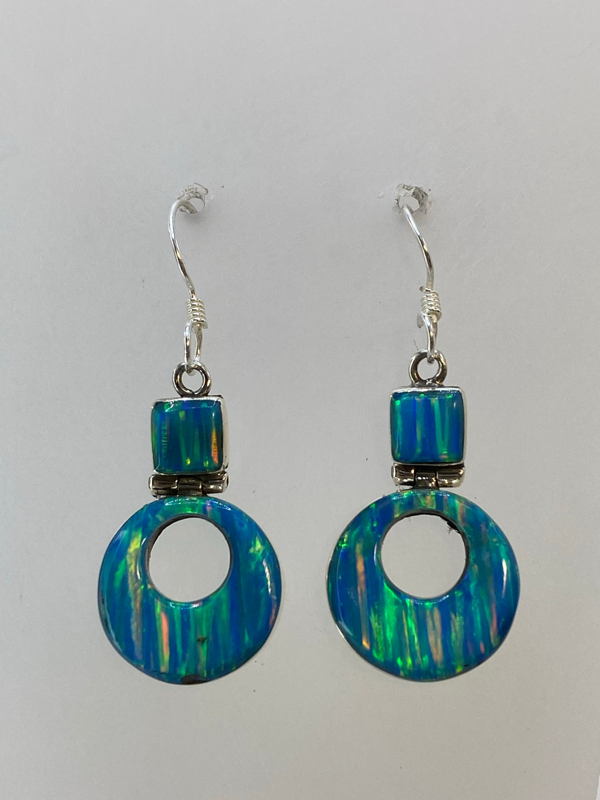 Aretes de plata 950 con ópalo de fuego multicolor, par completo visto de frente