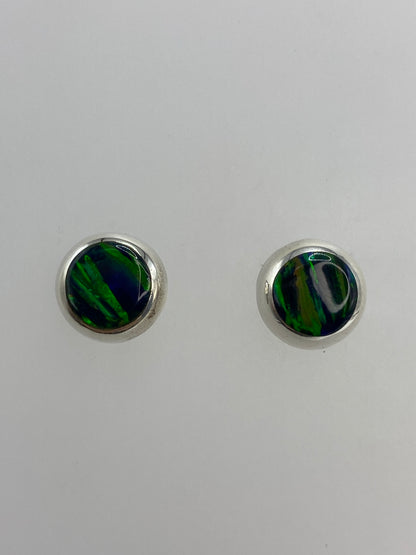 Aretes de plata con ópalo de fuego verde, par completo visto de frente